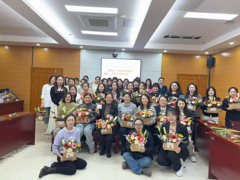 花香滿溢展風采，巾幗筑夢綻芳華——薛城區行政審批服務局舉辦三八婦女節主題插花活動